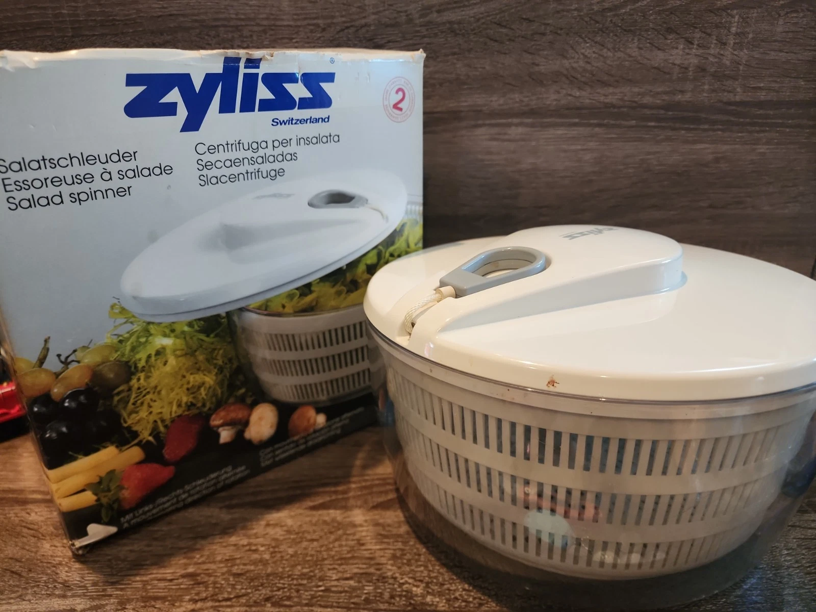 Zyliss Switzerland 10" Inch Salad Spinner Bowl White Lid Pull Cord Works Great
Opens in a new window