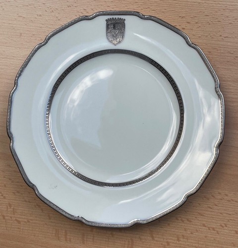 Assiette salade porcelaine COMFE VON LAMBSDORFF armoiries décor platine 19. JHDT - Photo 1/4