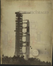 1973 Press Photo Birds fly past the Saturn V rocket next to the launch tower
