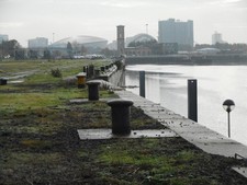 Foto 6x4 Poller neben dem Clyde Govan Zoomansicht Blick stromaufwärts fr c2017