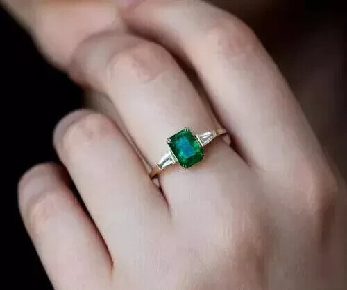 Anillo de compromiso de esmeralda verde de 2 quilates enchapado en oro amarillo de 14 quilates con corte esmeralda creado en laboratorio - Imagen 3 de 7