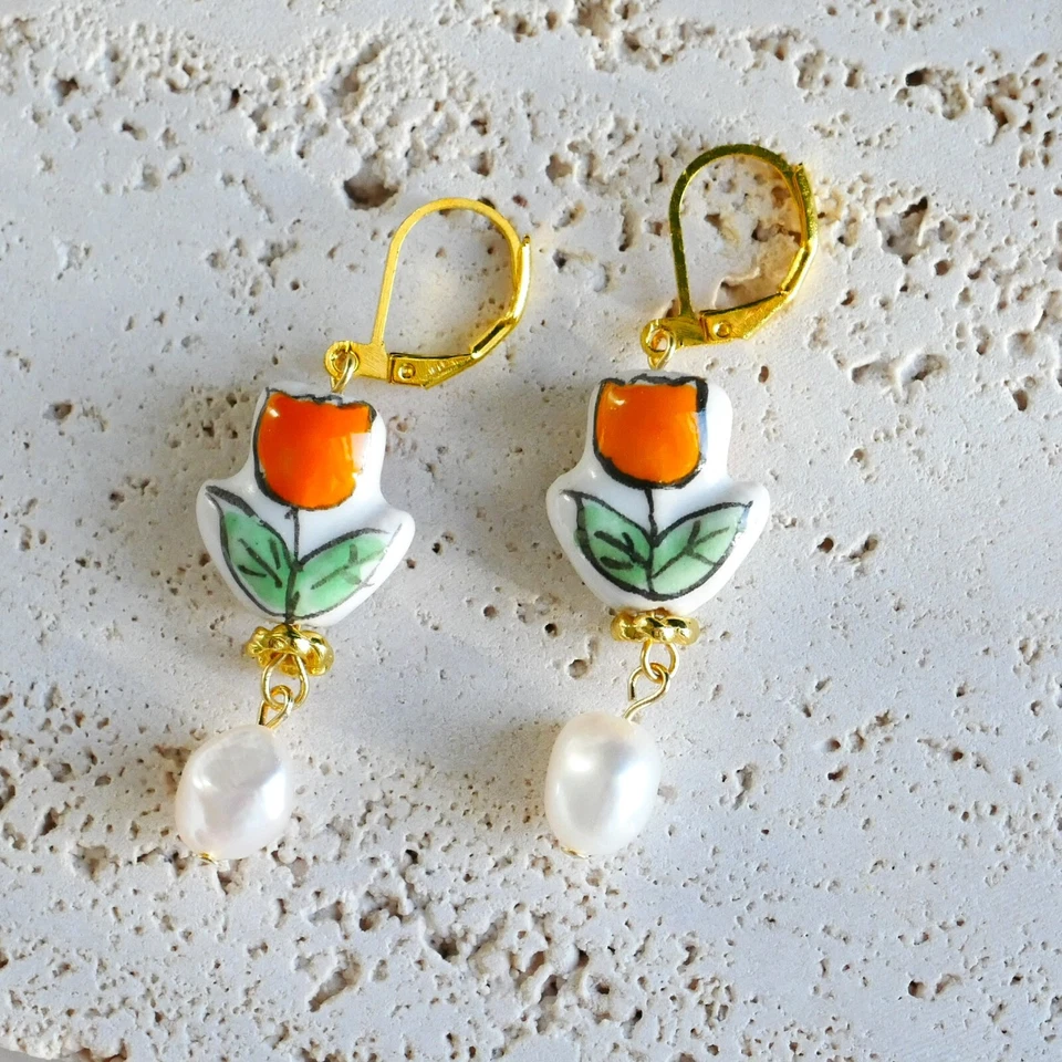 Pendientes colgantes de tulipán de porcelana de perlas reales, pendientes colgantes de flores de cerámica pintados a mano Foto 2 de 4