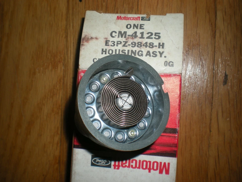 Carcasa termostato estrangulador carburador Mercury Lynx 1983 nuevo de stock E3PZ-9848-H Foto 2 de 2