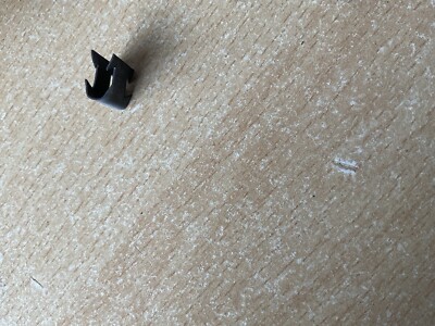 GENUINE VAUXHALL PEUGEOT CITROEN CARPET OR SQUAB FIXING CLAMP HOG 