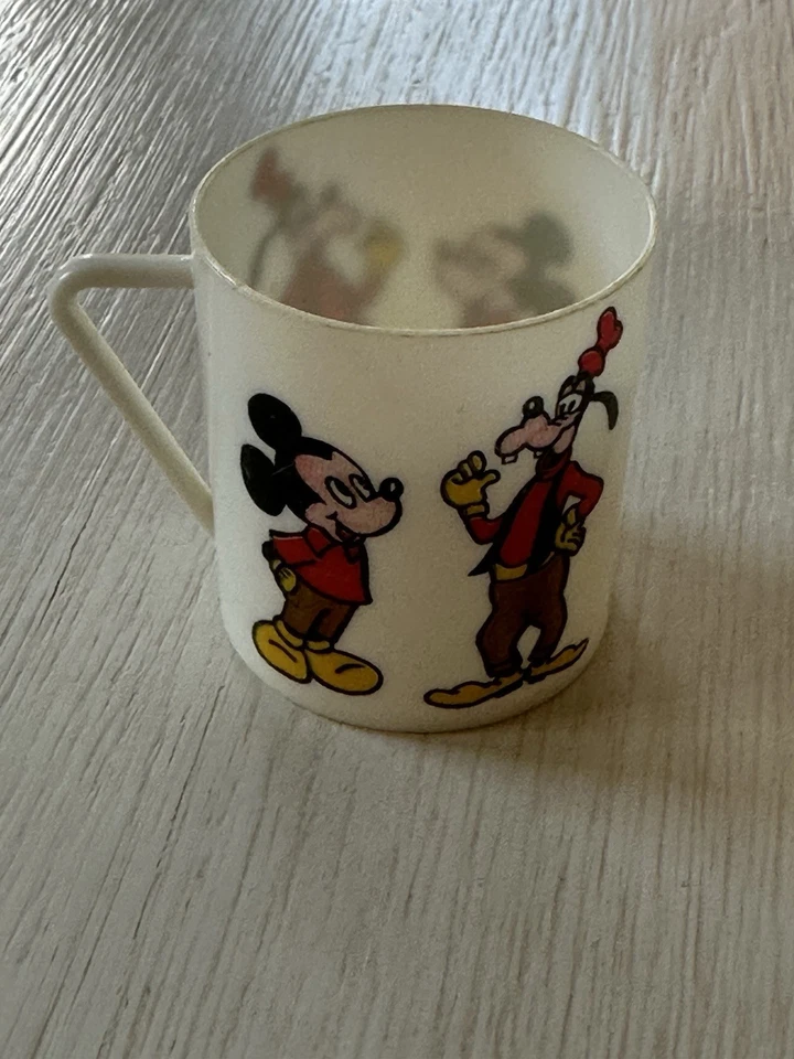 Taza de Mickey Mouse y Goofy de colección rara de Disney hecha en Italia de 2 1/4 pulgadas de alto Foto 2 de 4