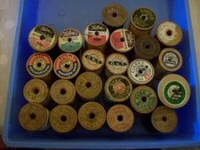 25 PIECE LOT VINTAGE WOODEN SPOOLS WITH SEWING THREADS ASSORTED BRANDS & COLORS