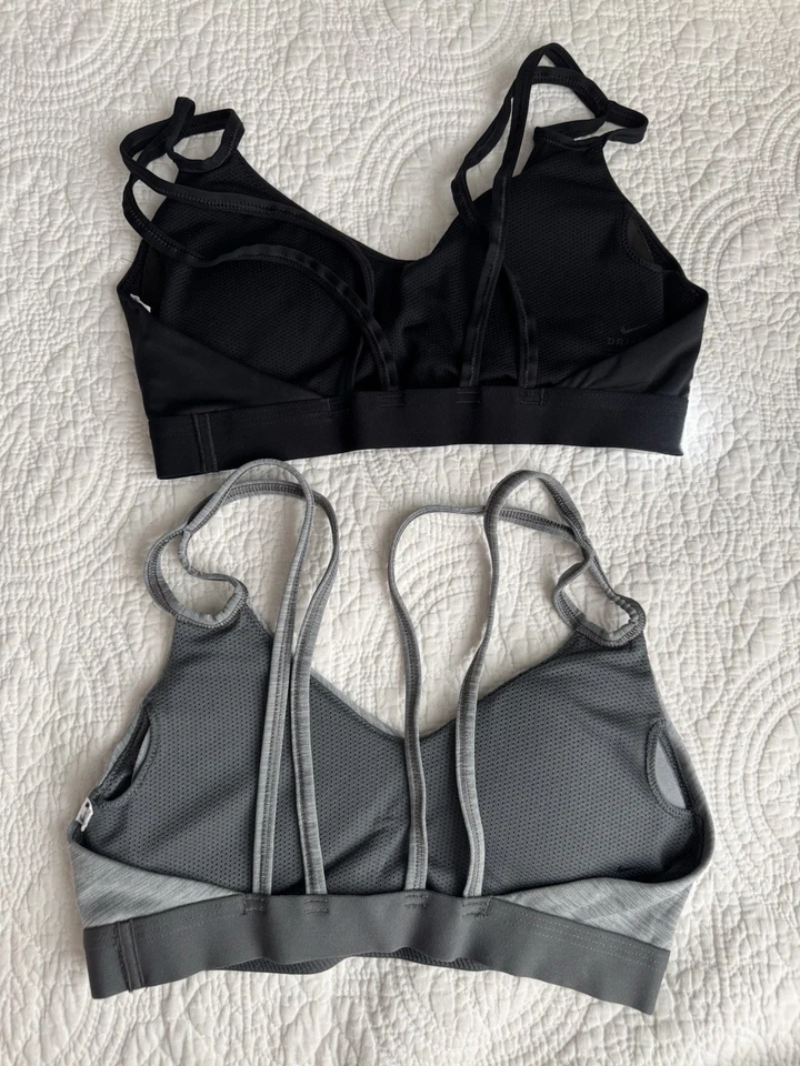 DOS sujetadores deportivos acolchados Nike para mujer Dri-Fit talla pequeña gris y negro Foto 2 de 3