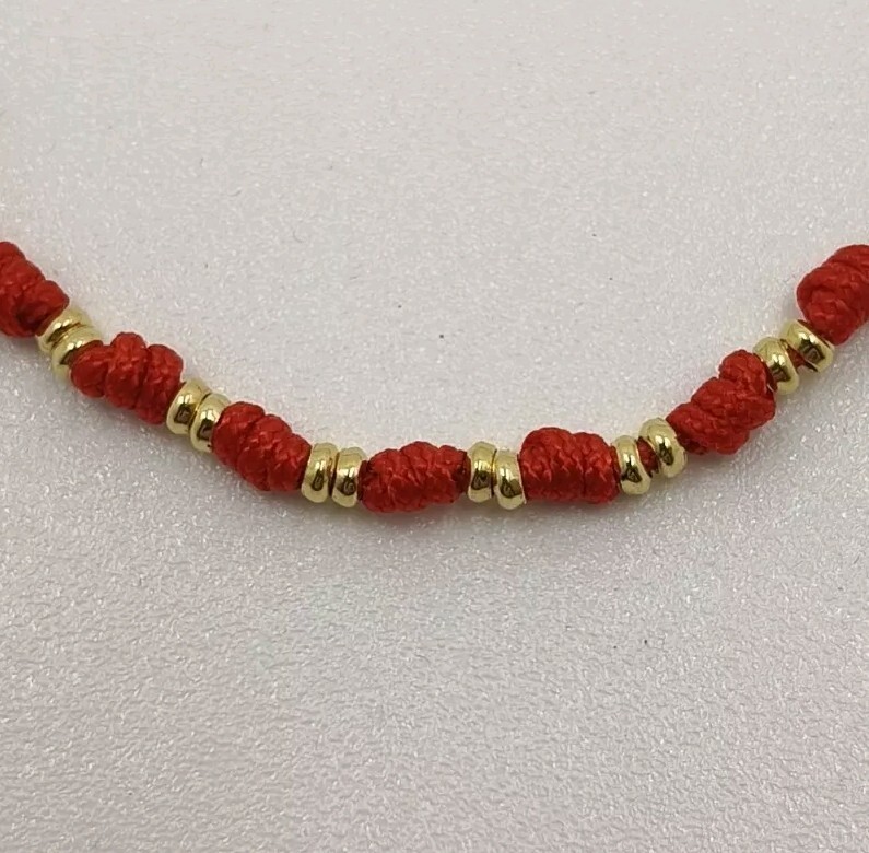 Pulsera oro 18k 750 mls. Hilo Rojo Con 7 Nudos Y 12 Aros De Oro