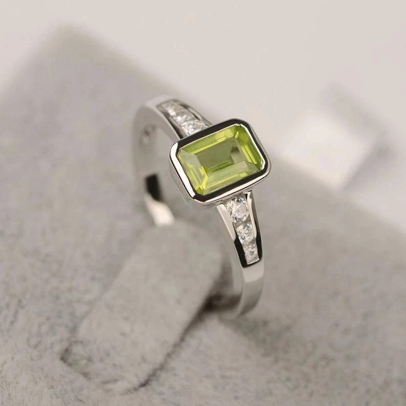 Anillo de compromiso de peridoto verde creado en laboratorio corte esmeralda de 2 quilates enchapado en oro blanco de 14 quilates Foto 2 de 4