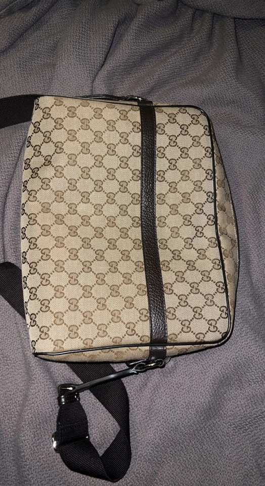 Bandolera gucci supreme (beige. correa es de 25” medidas: 9,1 H 12,6 W 3,3D Foto 3 de 4