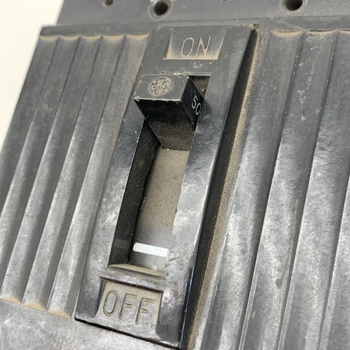 Disyuntor GE TEF134050 50 amperios 3 polos 50A 3P 480VAC - Imagen 5 de 12
