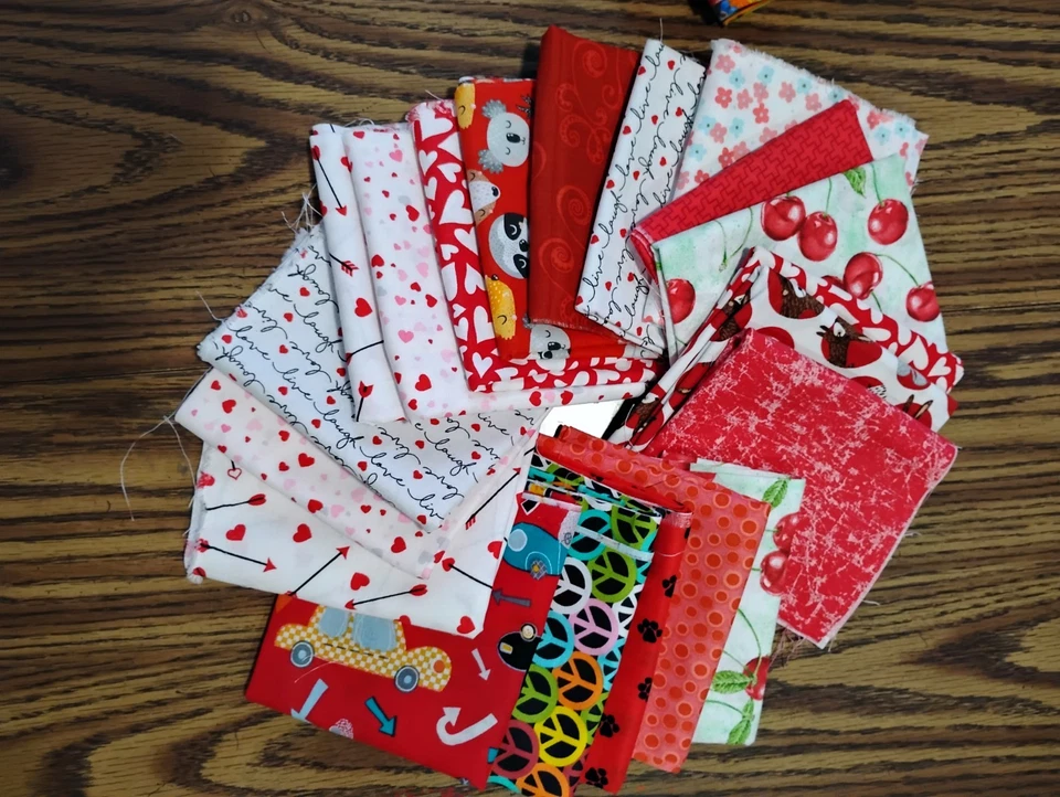 Paquete de 20 cuartos de grasa temáticos rojos 100 % tela de algodón acolchado costura Foto 3 de 3