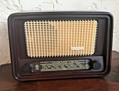 Poste radio TSF Telefunken, modèle Opérette, coloris bordeaux, 1956. - Photo 1/4