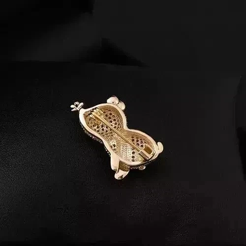 Broche prendedor con dije de panda de corte redondo de diamante simulado enchapado en oro rosa de 14 quilates Foto 3 de 4