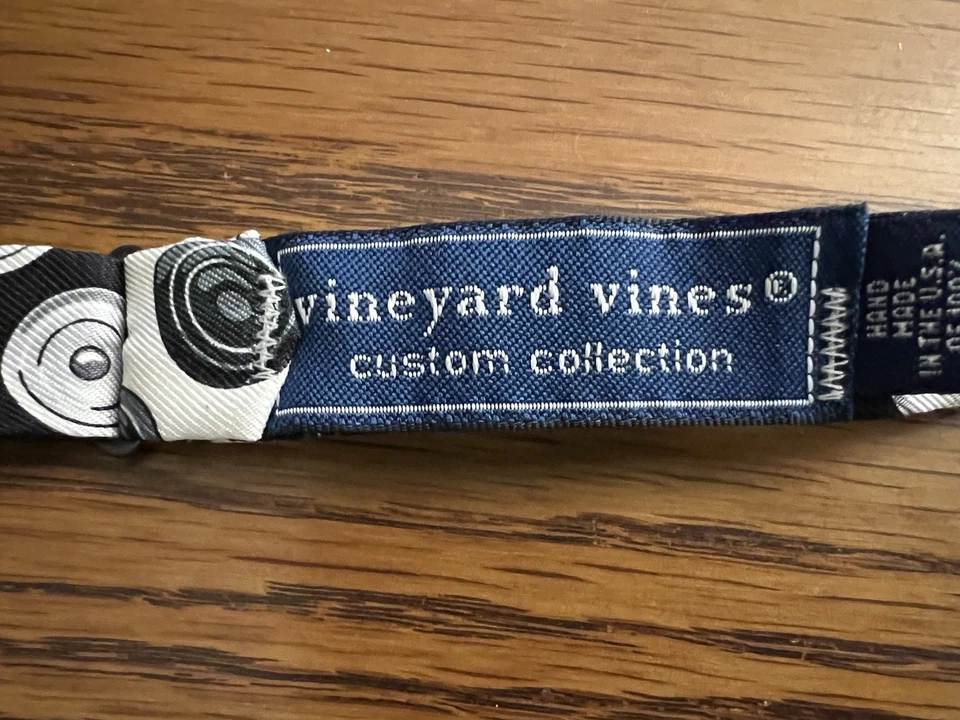 Pajarita de 2 caras Vineyard Vines con diseño de tapa Le Creuset (colecciones personalizadas) Foto 4 de 4