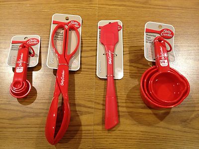 Spatula, Salad Tongs, Measuring Cups & Spoons (Betty Crocker Kitchen Essentials)