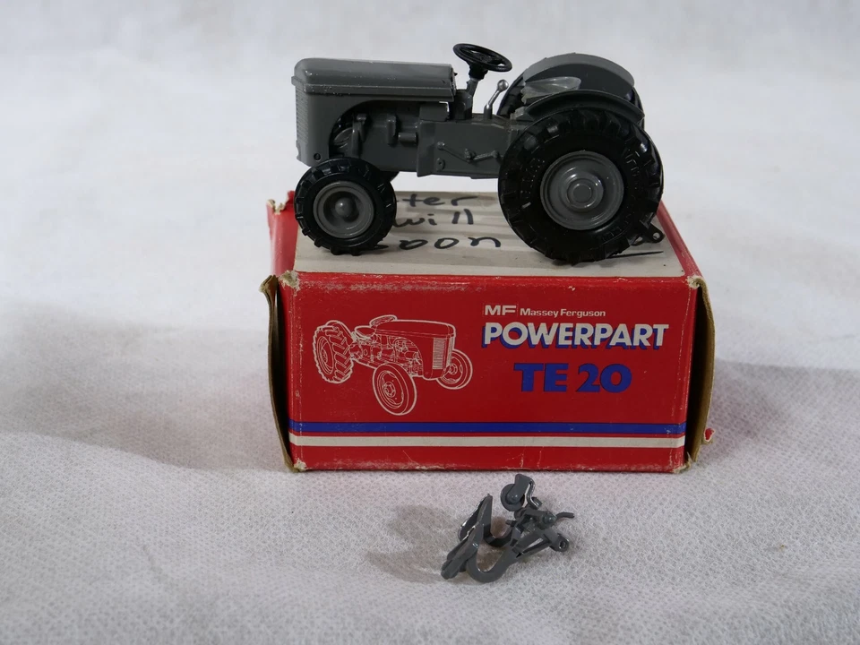 Trattore Massey Ferguson Powerpart TE20 Con Aratro In Scatola Raro 1/43 - Immagine 2 di 4