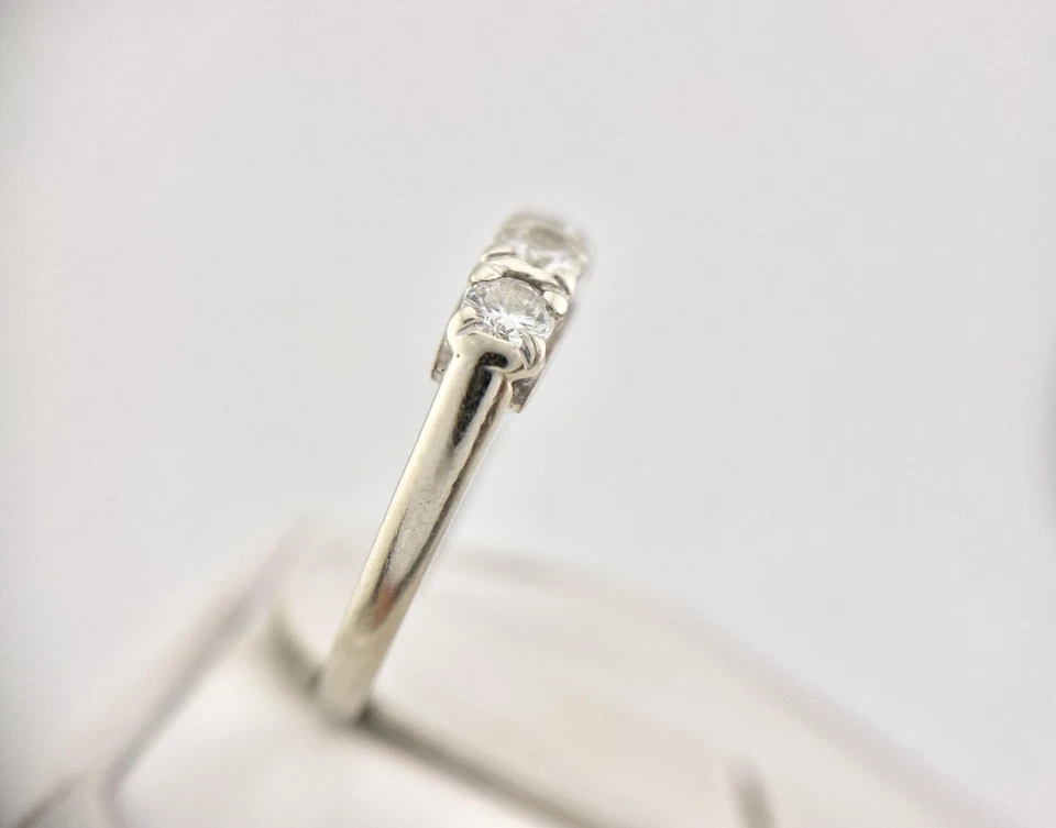 Anillo de boda vintage de oro blanco de 14k con diamantes redondos naturales Foto 4 de 4