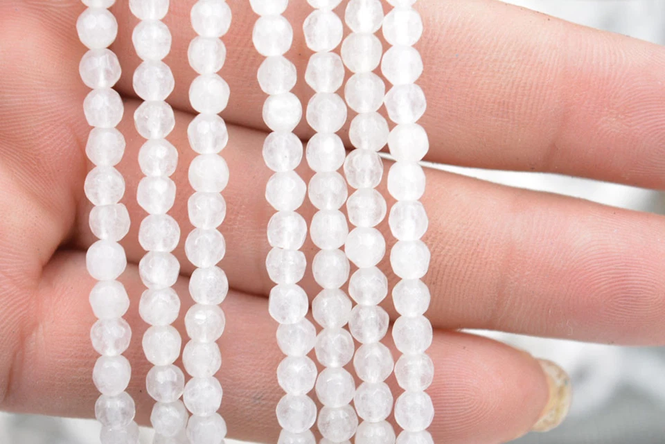 Pequeñas cuentas sueltas redondas de piedras preciosas de jade blanco natural facetado de 4 mm hilo de 15"" Foto 2 de 4