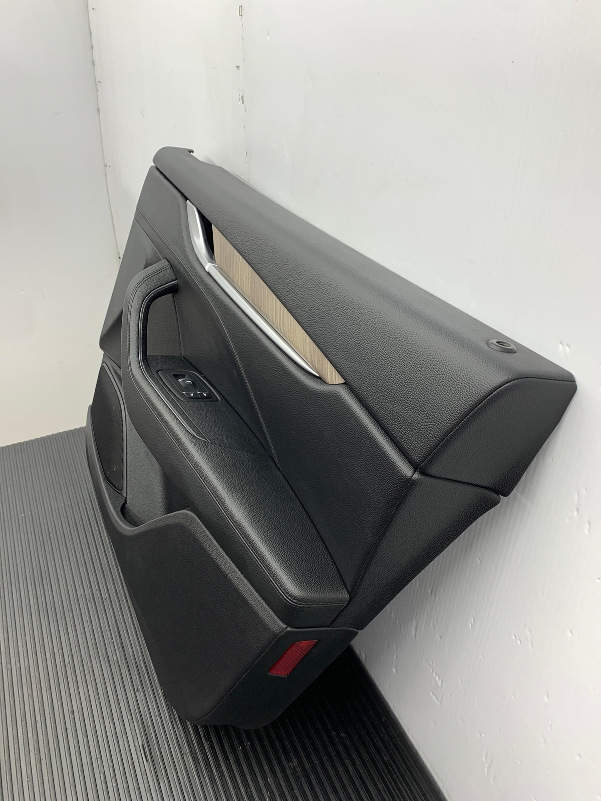 2017 - 2020 MASERATI LEVANTE OEM FRONT RIGHT DOOR TRIM PANEL | BLACK LEATHER