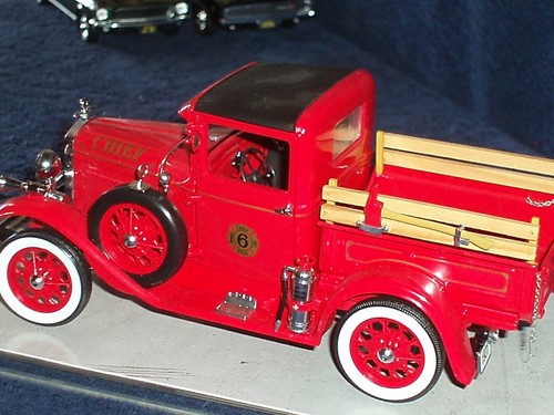 ROAD LEGENDS 1931 FORD FIRE CHIEF PICK-UP TRUCK 1/18 - Picture 9 of 11