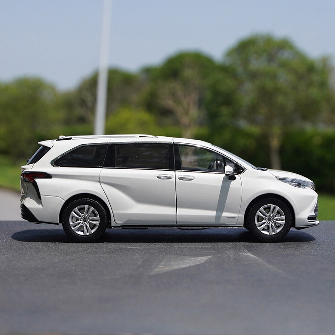 1/18 Scale Toyota SIENNA 2021 White Diecast Car Model Toy