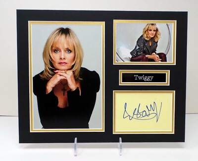 TWIGGY Leslie Lawson signiertes montiertes Foto Display 1 + Händler Echtheitszertifikat Model Schauspielerin