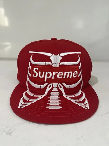 Taille 8 Chapeau rouge avec logo Supreme Bones Box New Era SS25 NEUF