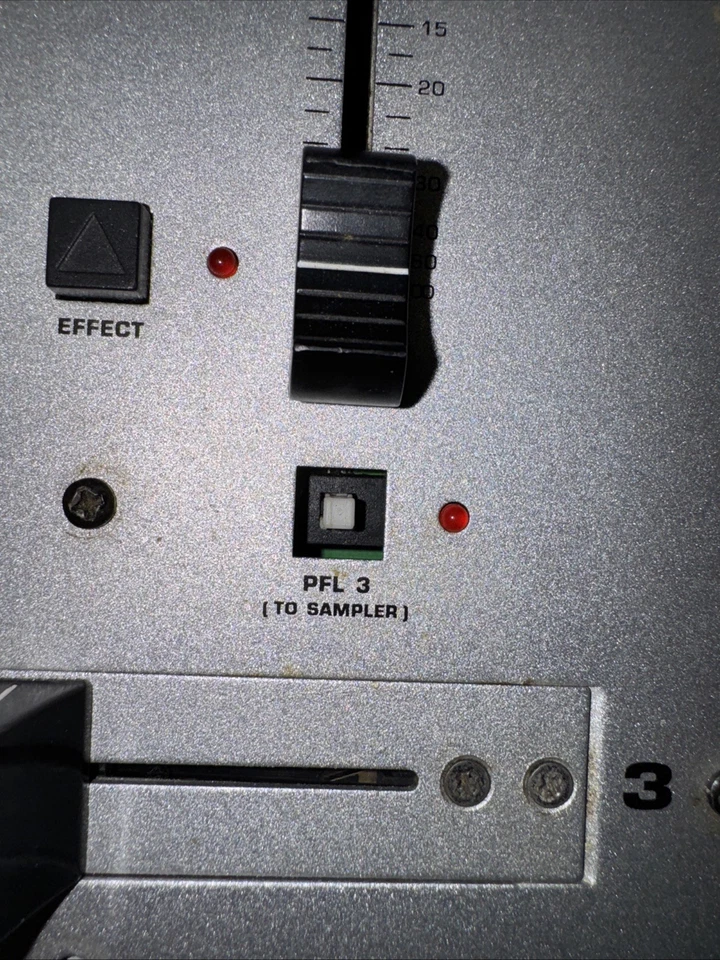 Mezclador Behringer DX-500 Pro 12 segundos muestreador digital sin probar Foto 2 de 3