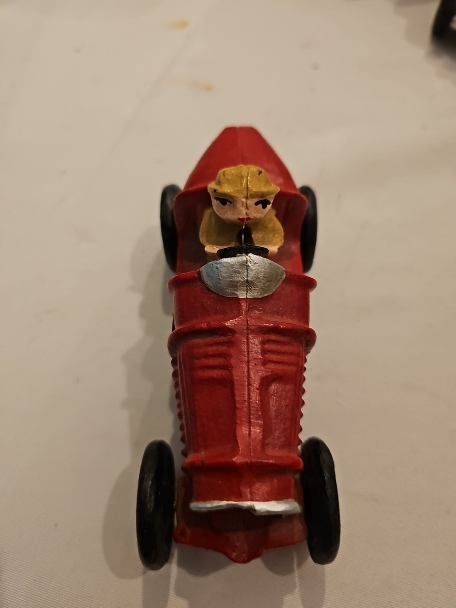 葉巻型 レーシングカー  ビンテージトイ Vintage cast iron toy race car metal painted Red with Beige driver