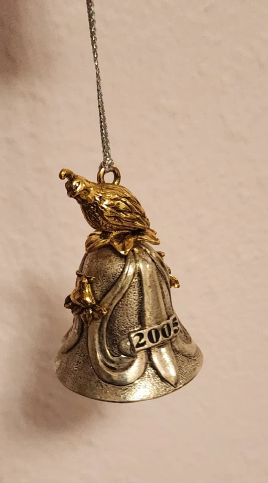 Partridge in a Pear Tree 2005 Cast Metal Bell Pear Bureau Northwest USA Ornament - Imagem 4 de 4