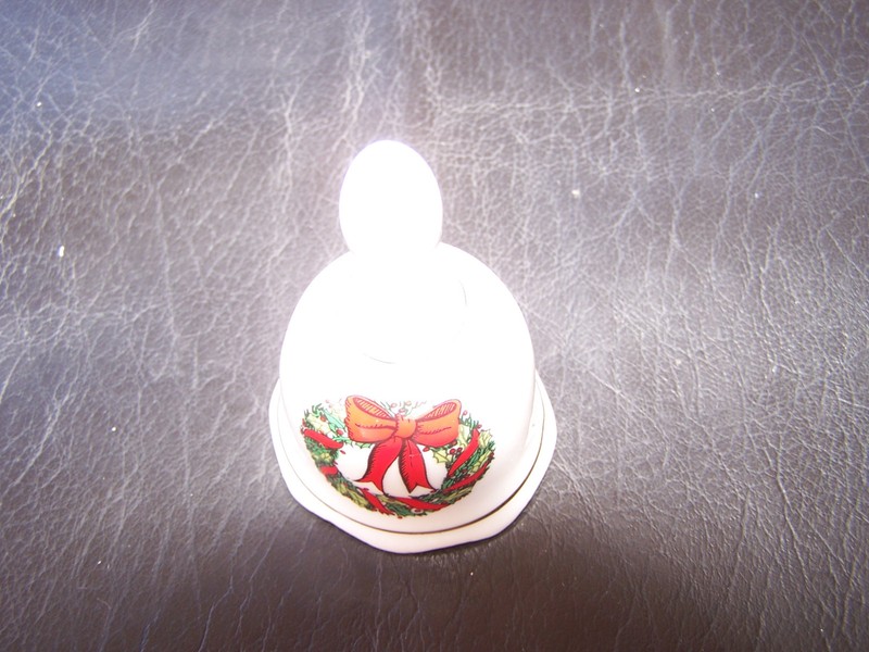 SMALL CERAMIC CHRISTMAS BELL - CHRISTMAS WREATH  3 3/4 INCHES TALL