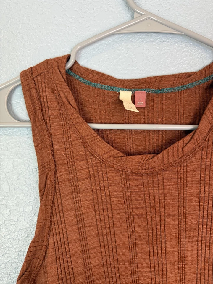 Camiseta sin mangas Pilcro para mujer grande acanalada sin mangas calce relajado Urban Outfitters Foto 3 de 4