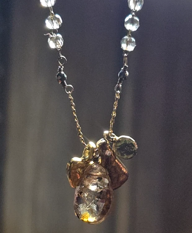 Collar Anthropologie Serefina Dijes Multi Tono Chapado en Oro Cuentas Gris Citrino Foto 3 de 4