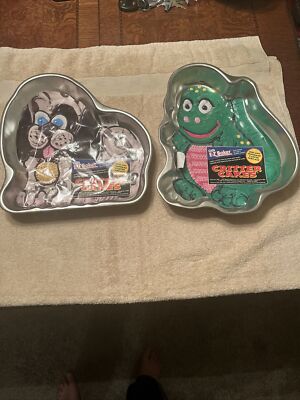 G & S E-Z Baker Critter Cakes Cake Pan 1995 Barney Dinosaur And Dog Brand New