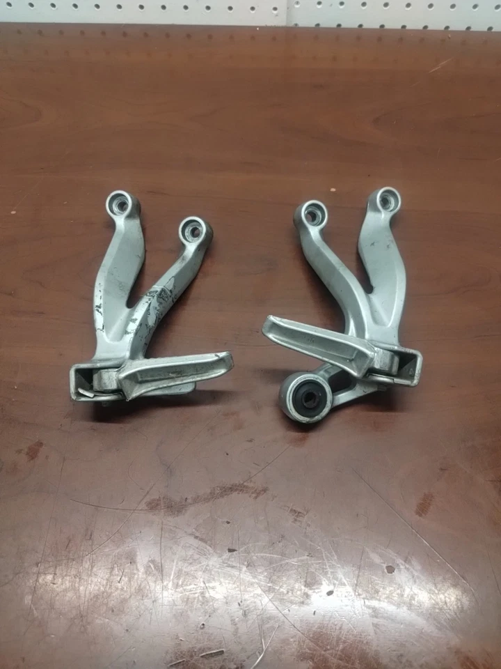 Juego de clavijas traseras para pasajero Suzuki GSXR750 2001-2003 par Foto 2 de 3