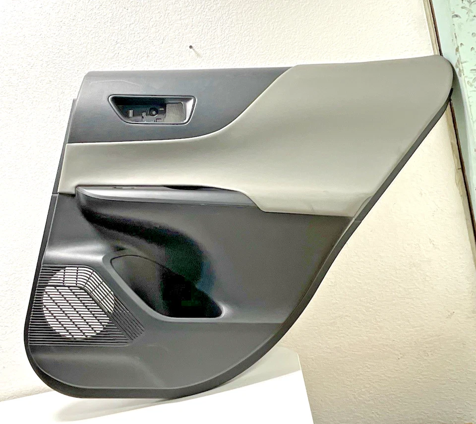 Panel de moldura de puerta trasera derecha Toyota Venza 2022 OEM*pequeño rasgado* Foto 2 de 4
