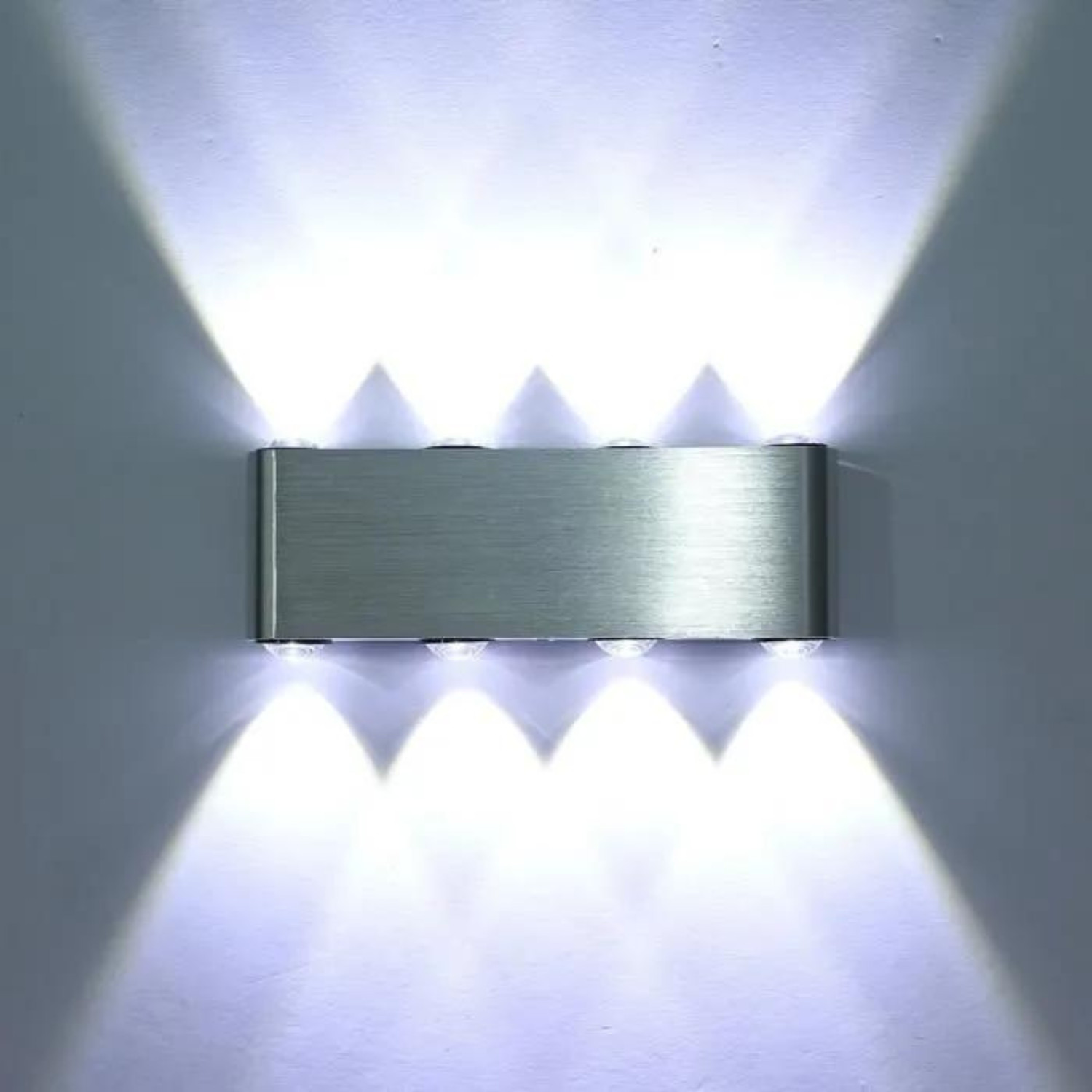 Applique murale LED aluminium blanc froid pour illuminer un couloir sombre