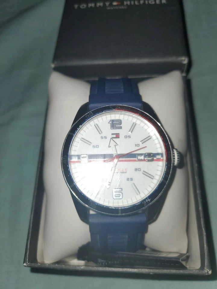 Tommy Hilfiger Reloj Hombre Correa Silicona Azul Marino 42mm 1790918 USADO Foto 2 de 4
