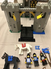 Legoland Castle Black Falcons 6074 Black Falcon's Fortress Near Complete Read