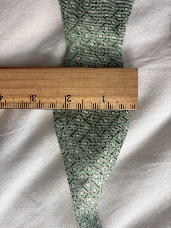 Pajarita Vinyard Vines - 100 % seda - verde con pelotas y palos de golf Foto 3 de 3