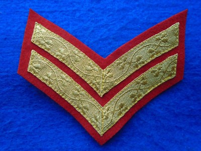 QUEENS ROYAL IRISH HUSARS GOLD BRAID KLEEBLÄTTER ON SCARLET MESS KLEID STREIFEN