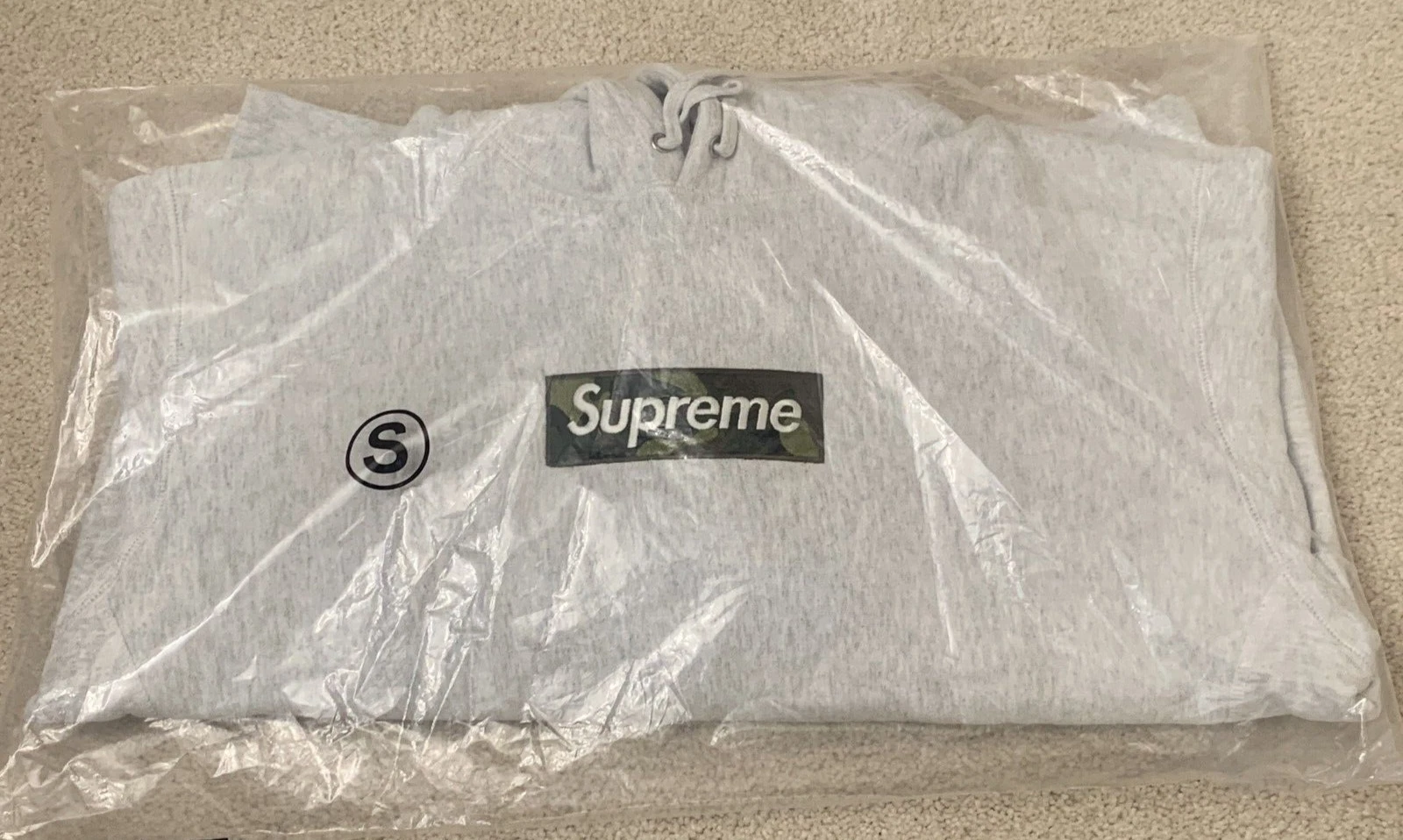 Sweat shirt à capuche logo Supreme Camo Box gris cendres FW23 taille Petit à la main neuf dans son emballage