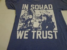 Camiseta azul manga corta DC Suicide Squad “In Squad We Trust” para hombre pequeña 
