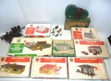 PLASTICVILLE LOT OF NICE BUILDINGS TRAIN LAYOUT O GAUGES LIONEL & AMERICAN FLYER