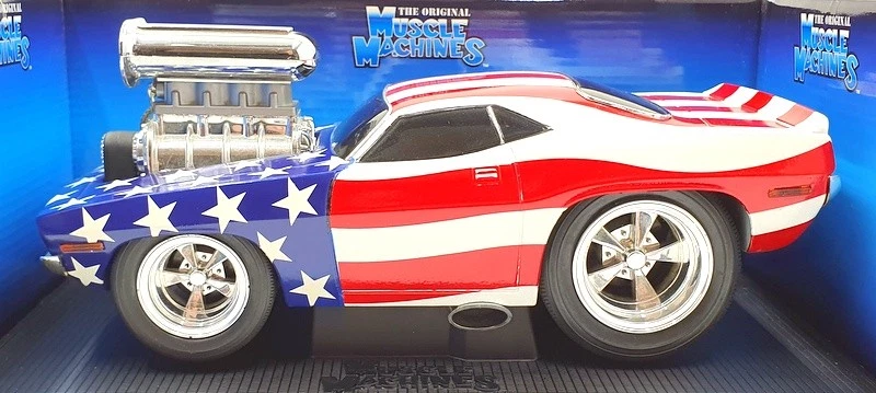 Muscle Machine 1/18 Scale Diecast 71168- 1970 Plymouth Cuda - USA Flag - Image 3 of 4