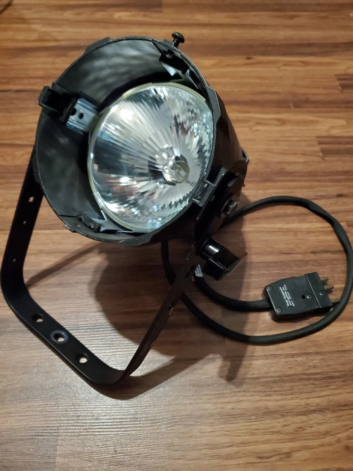 ETC Source Four Elliposidal Reflector, Housing, 750w Light Assmebly, Yoke, Bulb - Image 2 of 4