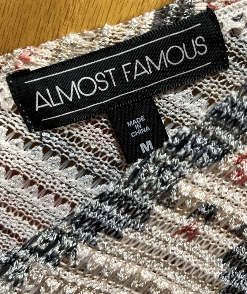 Top con flecos casi famoso tejido abierto estampado azteca cuello en V mediano para mujer Foto 2 de 4