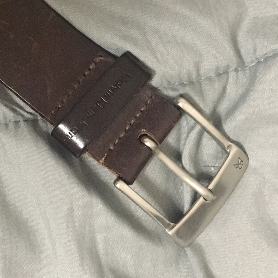 Cinturón de vestir informal de cuero marrón liso Calvin Klein hecho en Italia talla 35 Foto 2 de 4