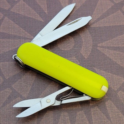 Victorinox Knife Switzerland Swiss Army Sak 58mm Classic SD GLOW In The Dark - Picture 4 of 6